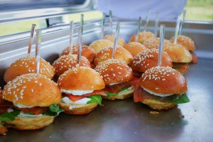 Atelier mini burger vin d'honneur cocktail mariage dordogne Périgord mariage france eyrignac traiteur dordogne