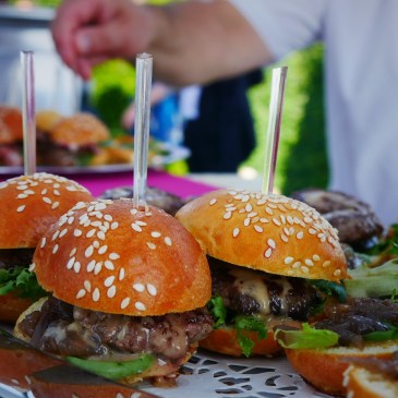 Atelier mini burger vin d'honneur cocktail mariage dordogne Périgord mariage france eyrignac traiteur dordogne